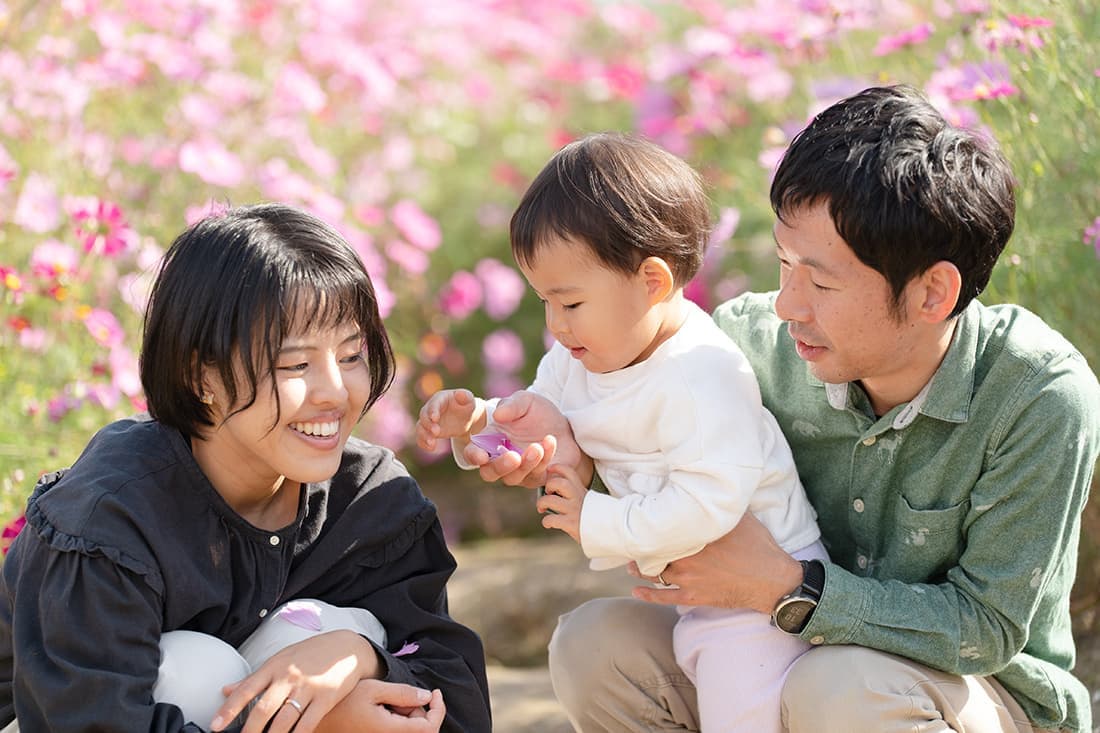 家族写真の出張撮影｜満開のコスモス畑でコスモスの花をバックに家族写真