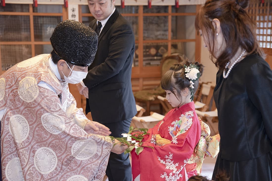 七五三の出張撮影｜5才の女の子。七五三のご祈祷中写真。