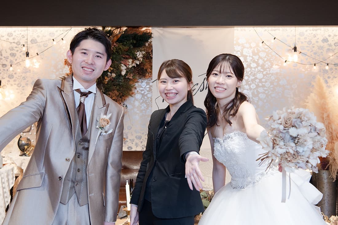 ブライダルフォトの出張撮影|レストランウエディングでのご夫婦とプランナーの写真