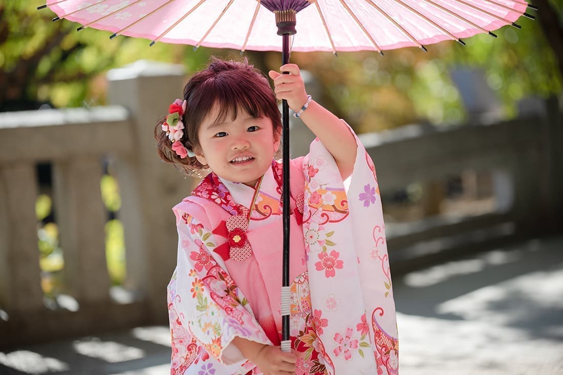 3才の七五三撮影。お着物に合った和傘をさしたお写真