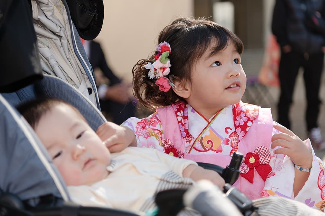 3才の七五三撮影の一コマ。弟のほっぺが気になります。